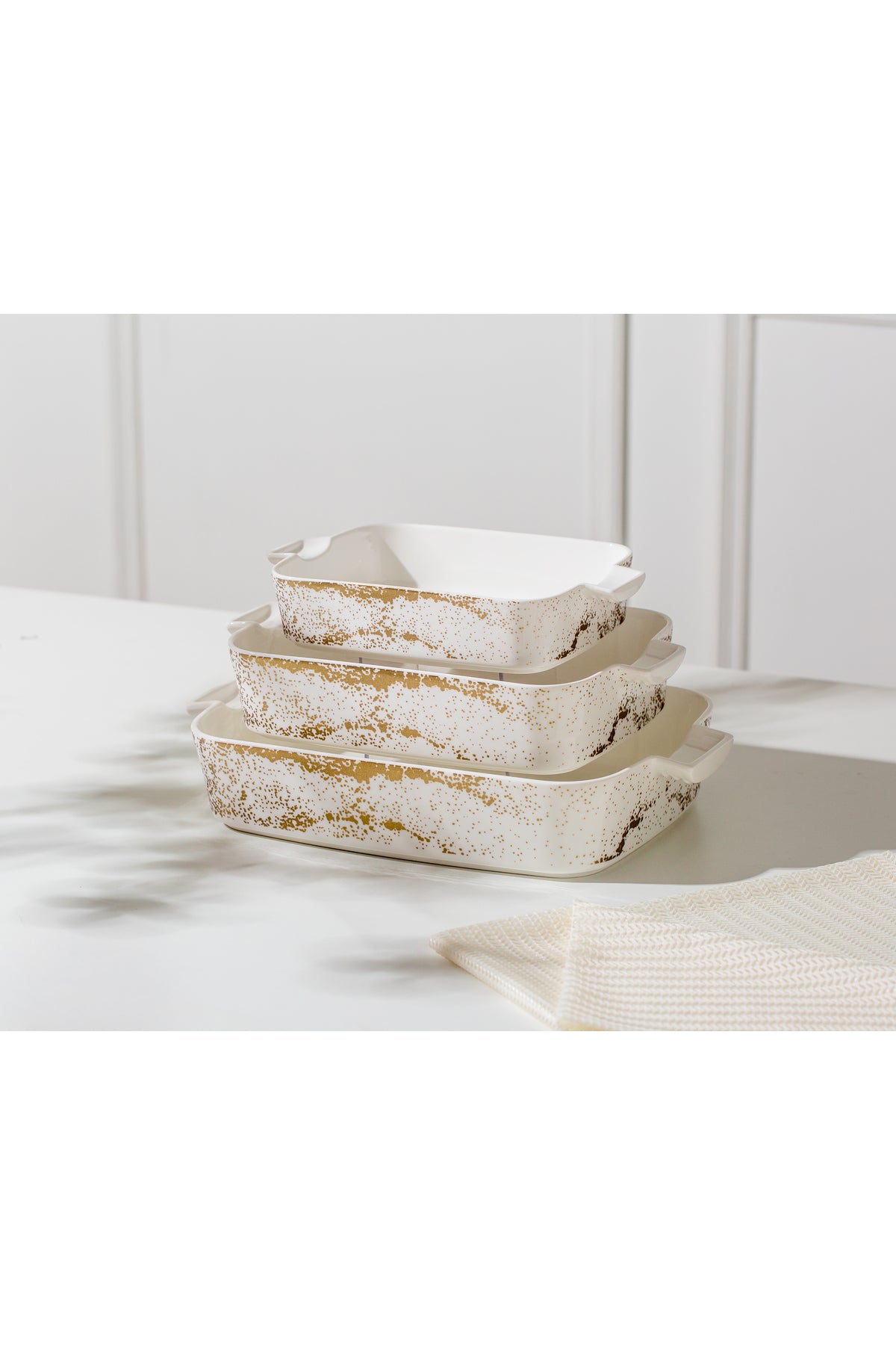 Set 3 tăvi cuptor Sprinkles – porțelan alb cu stropi aurii, rezistente la cuptor