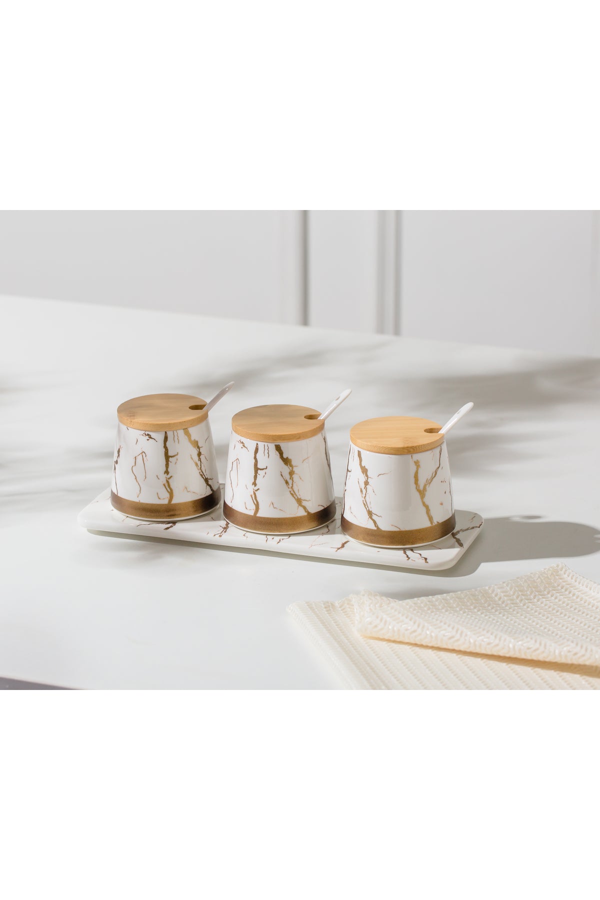 Set 3 Recipiente Condimente din porțelan, Capace Bambus și Tavă suport - Marble Collection