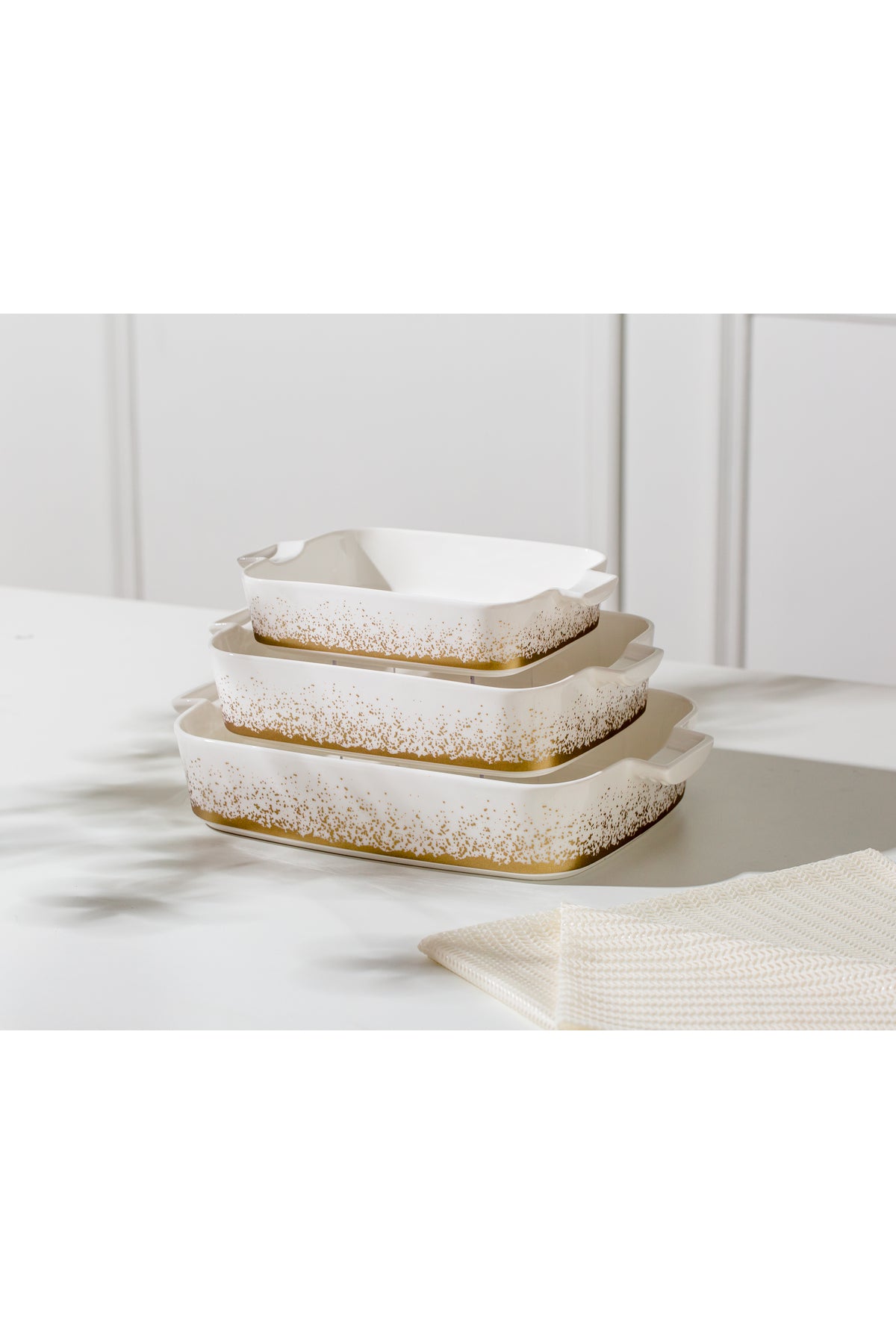 Set 3 tăvi cuptor Snowing – porțelan alb cu particule aurii în degradeu, rezistente la cuptor