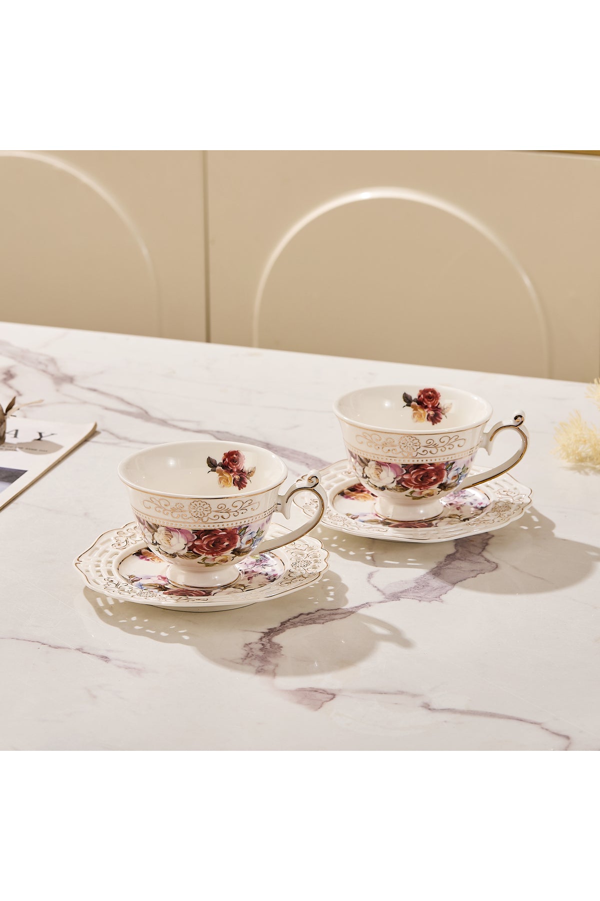 Set 2 cești cafea cu 2 farfurioare rotunde porțelan 200 ml – model floral elegant