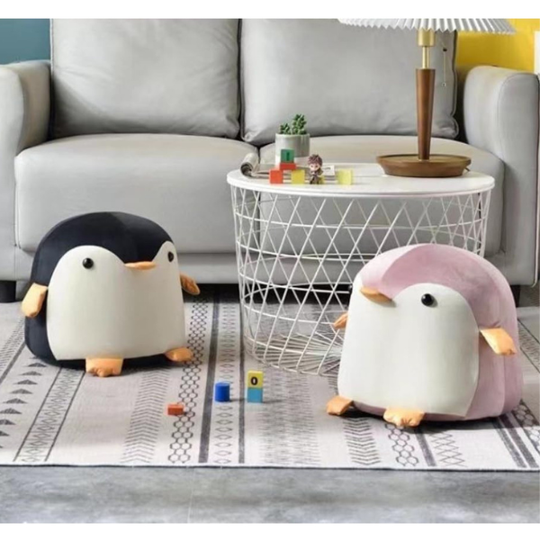 Taburet copii tip pinguin, lemn masiv, sezut confortabil, cu maner, practic si elegant