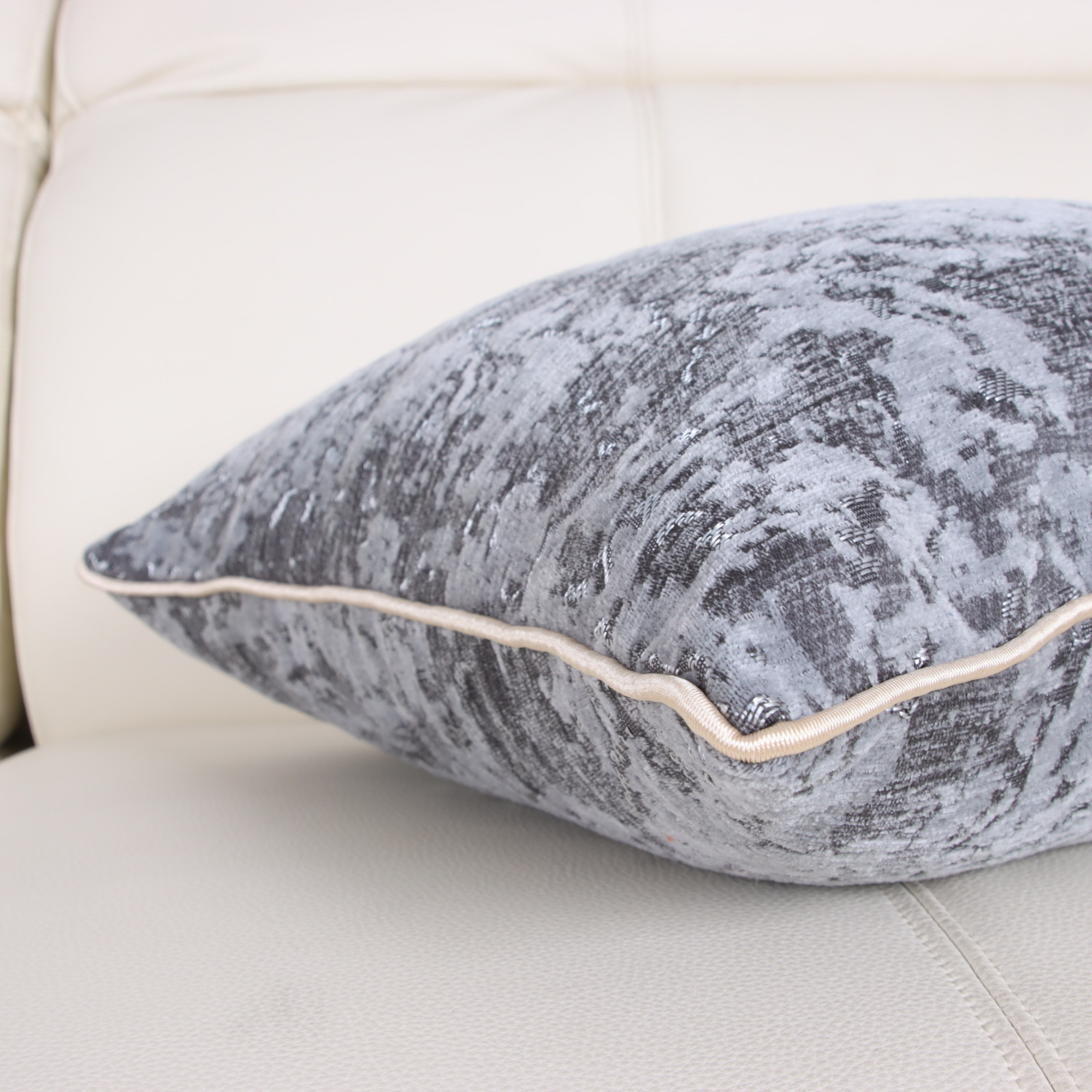 Fata de Perna Decorativa Catifea Premium, Model Marmorat, Fermoar Ascuns – 45 x 45 cm